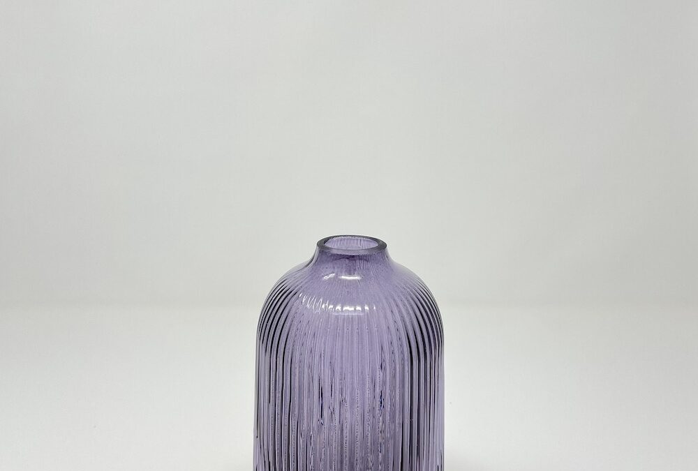 Lila bordázott váza
