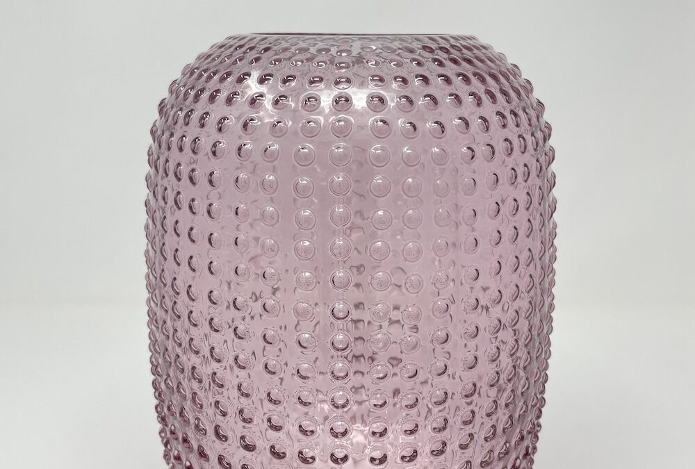 Lila pöttyös váza