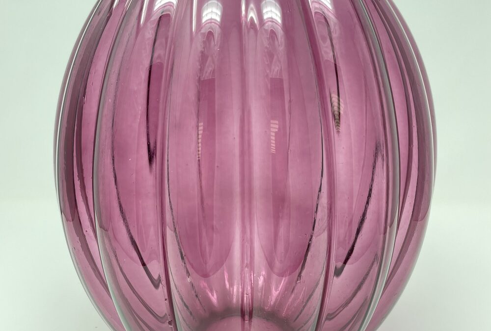 Lila nagy bordás váza