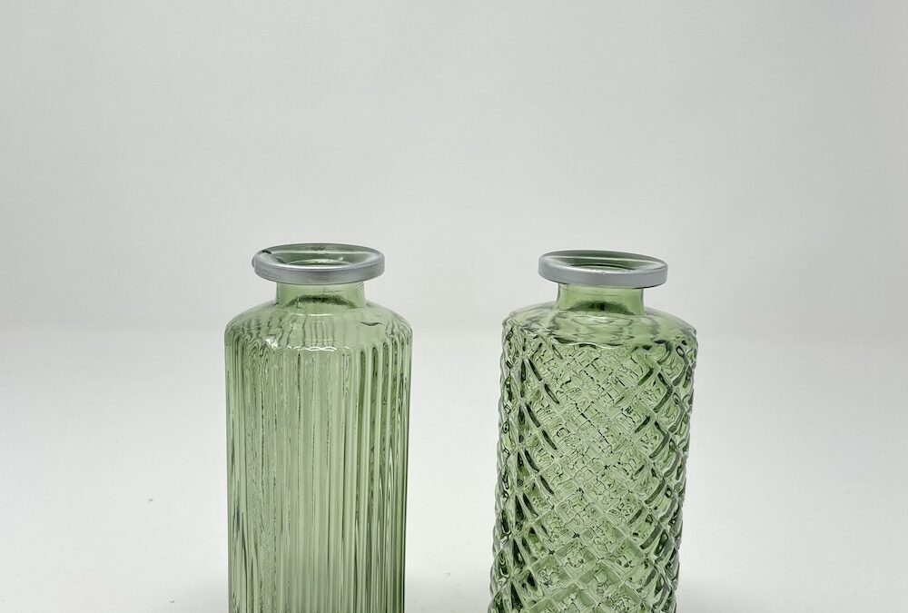 Ezüst szegélyes zöld váza