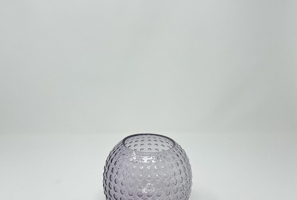 Lila pöttyös gömb mécses